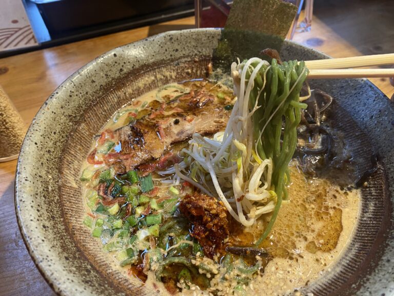 辛麺×冷や汁＝ドラゴンファイヤー皇寿麺！宮崎2大名物の合体技が輝る。